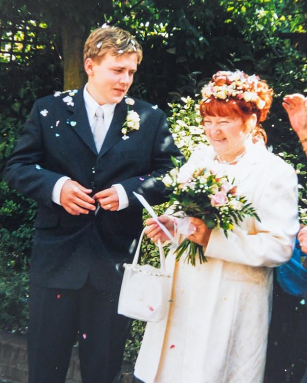 Nam thanh niên 17 tuổi kết hôn với cụ bà 51 tuổi 18 năm trước giờ ra sao?-1