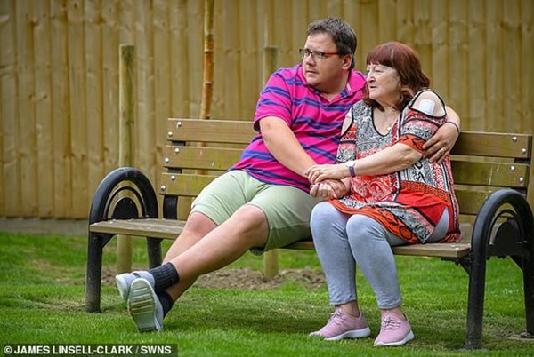 Nam thanh niên 17 tuổi kết hôn với cụ bà 51 tuổi 18 năm trước giờ ra sao?-4