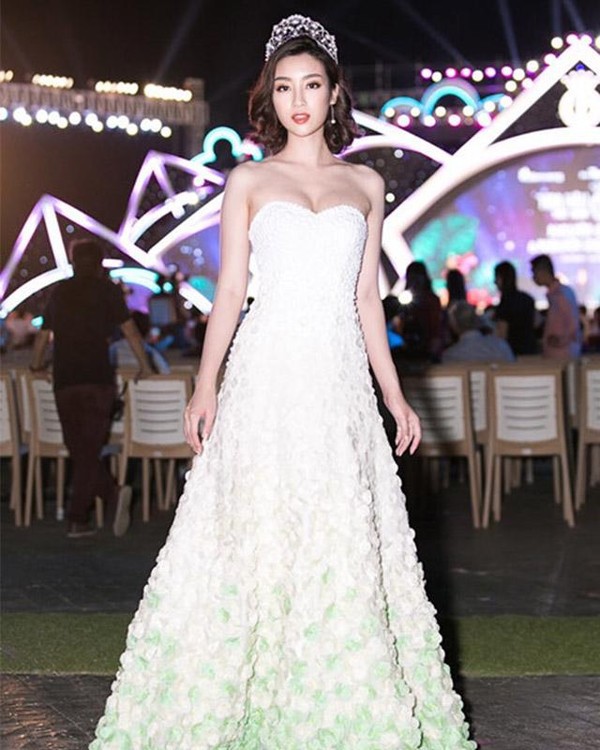 Không phải váy áo đồ hiệu tiền tỷ, đây là điều Đỗ Mỹ Linh, Hương Giang hay HHen Niê đều làm để khiến mình nổi bật-2