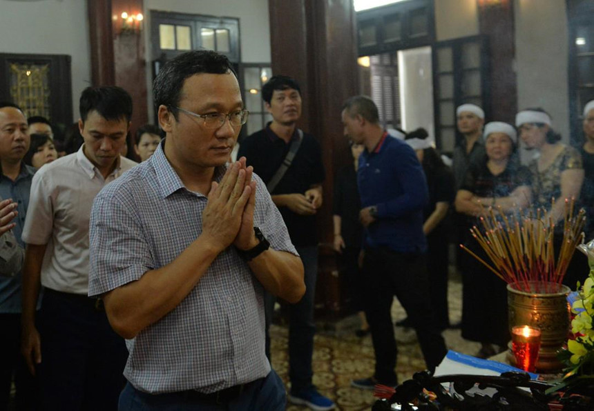 Xuân Bắc và nghệ sĩ nhà hát viếng đồng nghiệp vụ tai nạn hầm Kim Liên-4