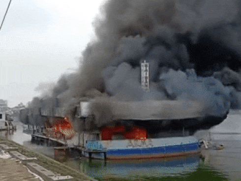 Clip: Xe khách giường nằm cháy ngùn ngụt trên quốc lộ 6 ở Sơn La-1