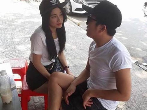 Nhã Phương diện đồ đôi, xách túi 65 triệu đi ăn lề đường với Trường Giang