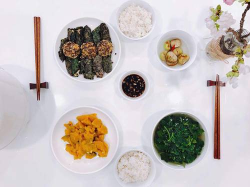 Hai 9x chưa chồng ngày nào cũng nấu ăn tại chỗ làm và cái kết: Ai cũng tưởng cơm hàng!-1