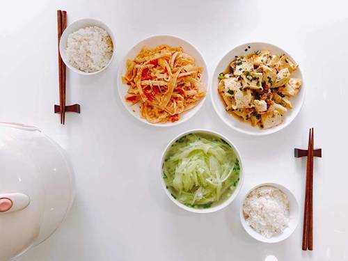 Hai 9x chưa chồng ngày nào cũng nấu ăn tại chỗ làm và cái kết: Ai cũng tưởng cơm hàng!-2