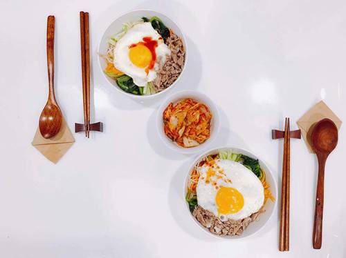 Hai 9x chưa chồng ngày nào cũng nấu ăn tại chỗ làm và cái kết: Ai cũng tưởng cơm hàng!-3