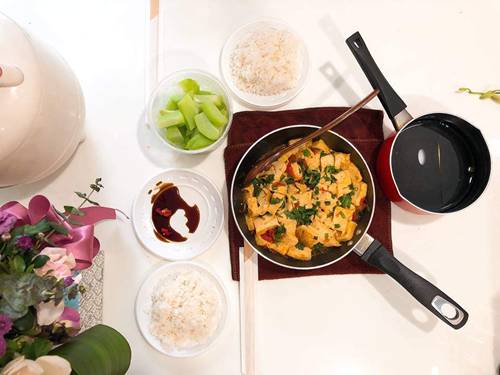 Hai 9x chưa chồng ngày nào cũng nấu ăn tại chỗ làm và cái kết: Ai cũng tưởng cơm hàng!-4