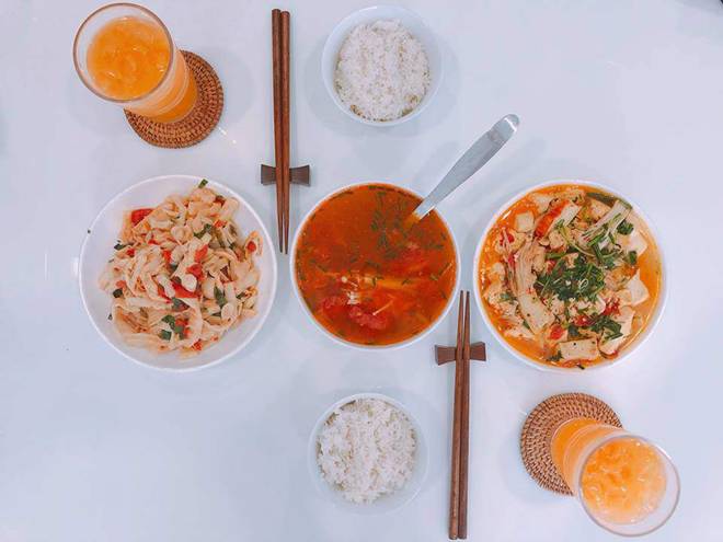 Hai 9x chưa chồng ngày nào cũng nấu ăn tại chỗ làm và cái kết: Ai cũng tưởng cơm hàng!-6