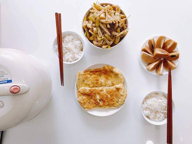 Hai 9x chưa chồng ngày nào cũng nấu ăn tại chỗ làm và cái kết: Ai cũng tưởng cơm hàng!-7