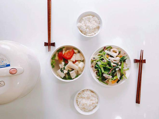 Hai 9x chưa chồng ngày nào cũng nấu ăn tại chỗ làm và cái kết: Ai cũng tưởng cơm hàng!-8