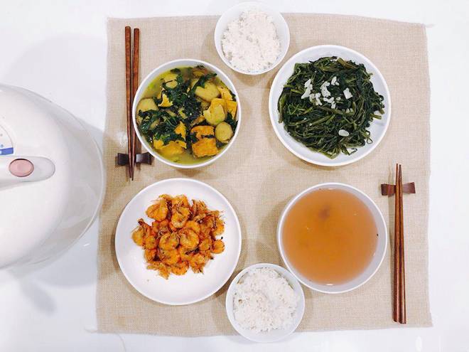 Hai 9x chưa chồng ngày nào cũng nấu ăn tại chỗ làm và cái kết: Ai cũng tưởng cơm hàng!-9