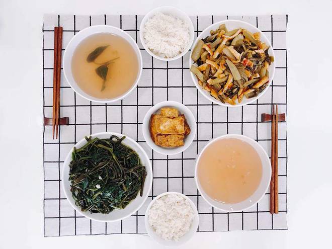 Hai 9x chưa chồng ngày nào cũng nấu ăn tại chỗ làm và cái kết: Ai cũng tưởng cơm hàng!-10