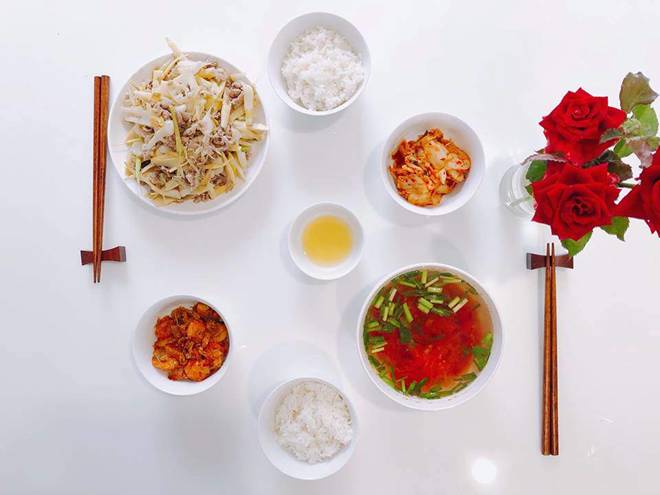 Hai 9x chưa chồng ngày nào cũng nấu ăn tại chỗ làm và cái kết: Ai cũng tưởng cơm hàng!-11