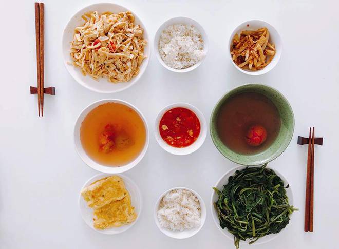 Hai 9x chưa chồng ngày nào cũng nấu ăn tại chỗ làm và cái kết: Ai cũng tưởng cơm hàng!-12