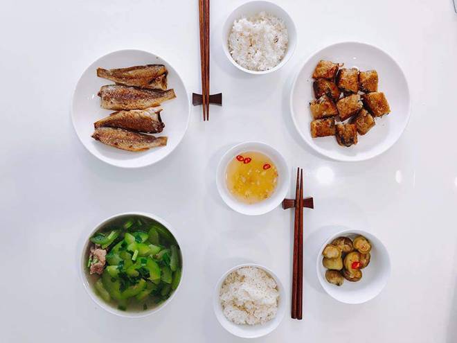 Hai 9x chưa chồng ngày nào cũng nấu ăn tại chỗ làm và cái kết: Ai cũng tưởng cơm hàng!-14