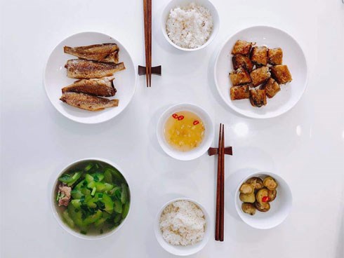 Hai 9x chưa chồng ngày nào cũng nấu ăn tại chỗ làm và cái kết: Ai cũng tưởng cơm hàng!