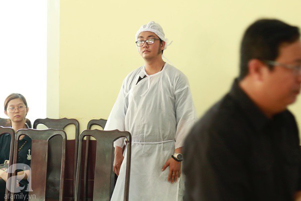 Con đầu qua đời vì tai nạn, con thứ 2 đang ở trại cai nghiện, hậu sự của nghệ sĩ Lê Bình đều do cậu con út lo liệu-10
