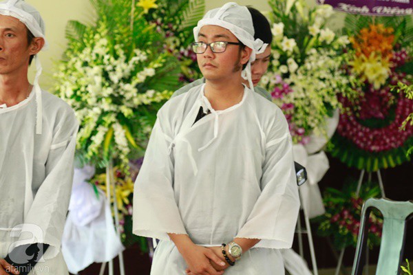 Con đầu qua đời vì tai nạn, con thứ 2 đang ở trại cai nghiện, hậu sự của nghệ sĩ Lê Bình đều do cậu con út lo liệu-12