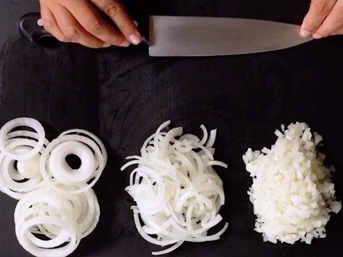 Cãi vã nảy lửa, đầu bếp dùng dao chém liên tiếp vào người đồng nghiệp-2