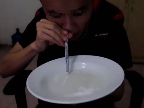 Clip: Thanh niên đi Exciter bằng chân, tay múa quạt như Khá Bảnh bị ném đá dữ dội-2