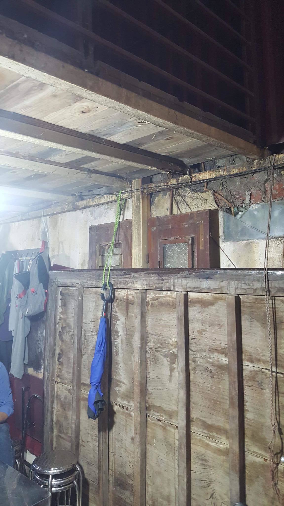 Ban thờ lập vội trong căn nhà tồi tàn của nạn nhân vụ tai nạn ở hầm Kim Liên-2