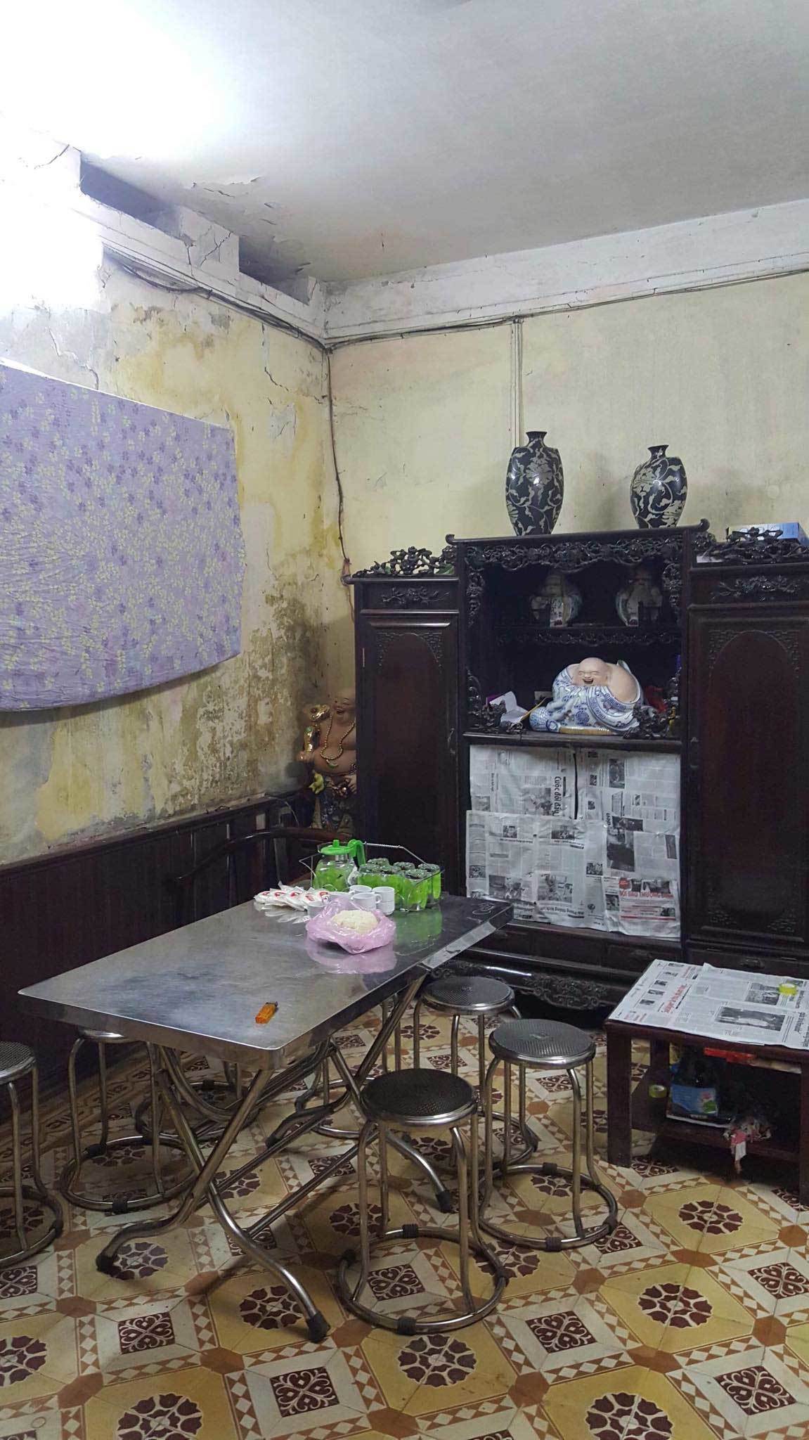 Ban thờ lập vội trong căn nhà tồi tàn của nạn nhân vụ tai nạn ở hầm Kim Liên-5