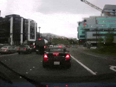 Clip: Phanh gấp, xe tải quay đầu 90 độ tông xe tải gây ùn tắc nghiêm trọng-1