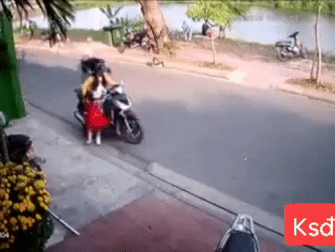 Dừng xe không tắt máy, người mẹ khiến con nhỏ gặp tai nạn nguy hiểm-1