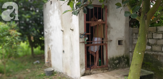 Cận cảnh chiếc chuồng của người bố nhốt con trai như vật nuôi, đầy ruồi muỗi và hôi thối được bạn bè giải cứu ở Hưng Yên-6