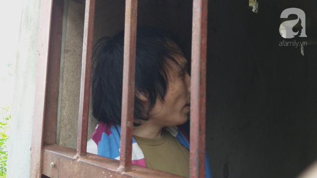 Cận cảnh chiếc chuồng của người bố nhốt con trai như vật nuôi, đầy ruồi muỗi và hôi thối được bạn bè giải cứu ở Hưng Yên-13