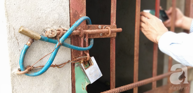 Cận cảnh chiếc chuồng của người bố nhốt con trai như vật nuôi, đầy ruồi muỗi và hôi thối được bạn bè giải cứu ở Hưng Yên-15