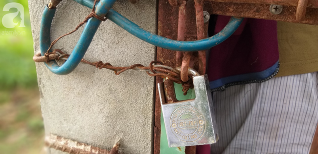 Cận cảnh chiếc chuồng của người bố nhốt con trai như vật nuôi, đầy ruồi muỗi và hôi thối được bạn bè giải cứu ở Hưng Yên-16