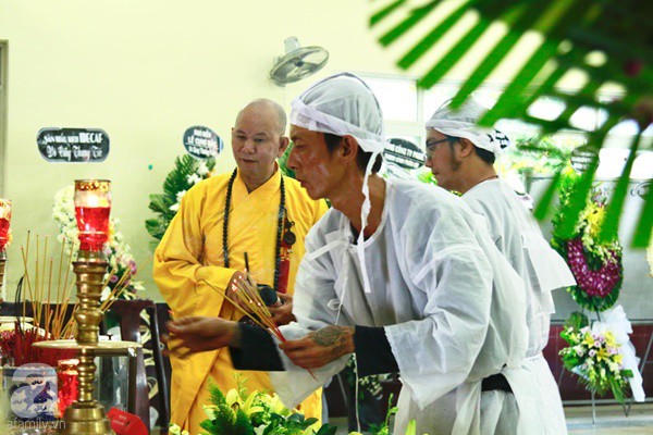 Hình ảnh hiếm hoi của người con trai thứ 2 nhà cố nghệ sĩ Lê Bình, không nói chuyện với ai ngồi bần thần lặng lẽ bên linh cữu cha-1