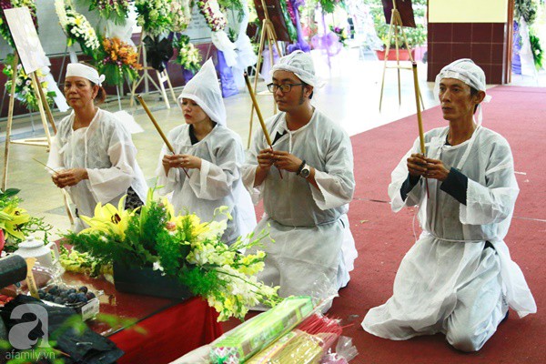 Hình ảnh hiếm hoi của người con trai thứ 2 nhà cố nghệ sĩ Lê Bình, không nói chuyện với ai ngồi bần thần lặng lẽ bên linh cữu cha-3