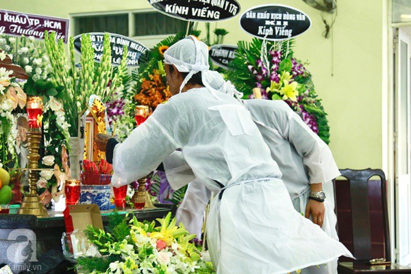 Hình ảnh hiếm hoi của người con trai thứ 2 nhà cố nghệ sĩ Lê Bình, không nói chuyện với ai ngồi bần thần lặng lẽ bên linh cữu cha-6