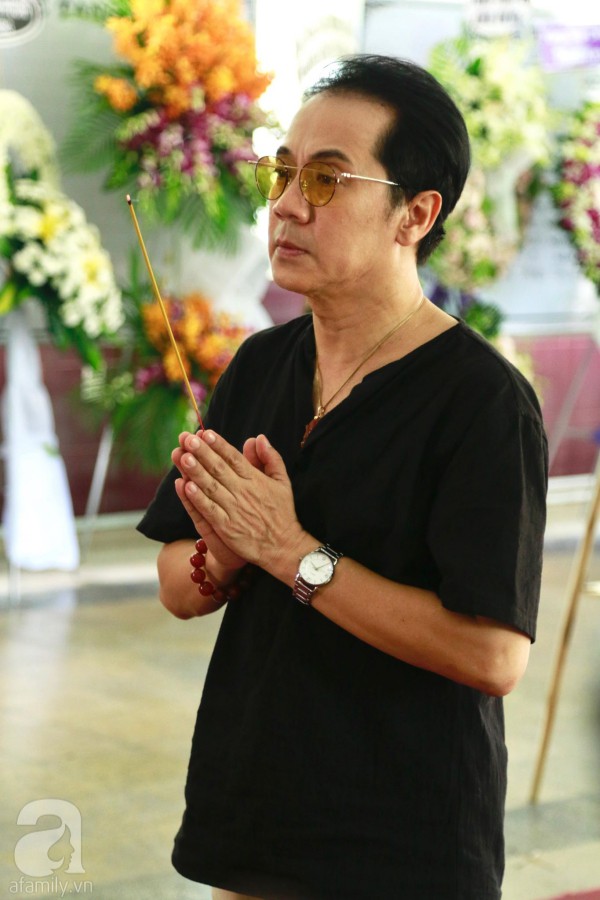 Lội mưa gió, NSƯT Thành Lộc, Minh Hằng và nhiều nghệ sĩ khác vẫn đến lễ viếng cố nghệ sĩ Lê Bình-13