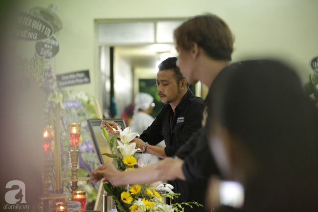 Lội mưa gió, NSƯT Thành Lộc, Minh Hằng và nhiều nghệ sĩ khác vẫn đến lễ viếng cố nghệ sĩ Lê Bình-19