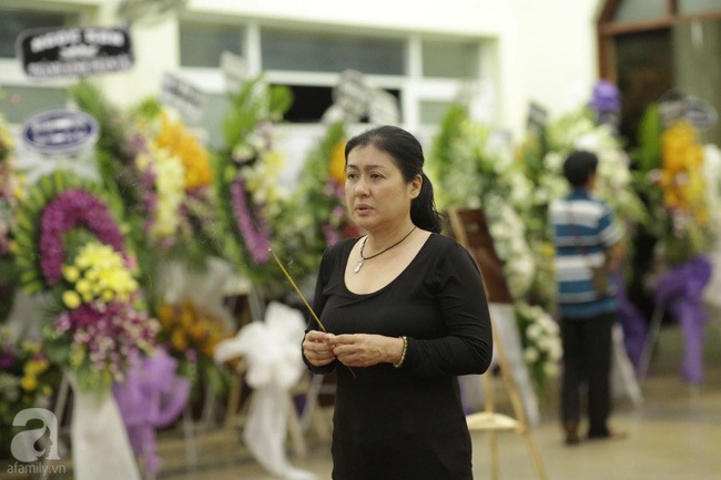 Lội mưa gió, NSƯT Thành Lộc, Minh Hằng và nhiều nghệ sĩ khác vẫn đến lễ viếng cố nghệ sĩ Lê Bình-20