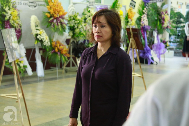 Lội mưa gió, NSƯT Thành Lộc, Minh Hằng và nhiều nghệ sĩ khác vẫn đến lễ viếng cố nghệ sĩ Lê Bình-15