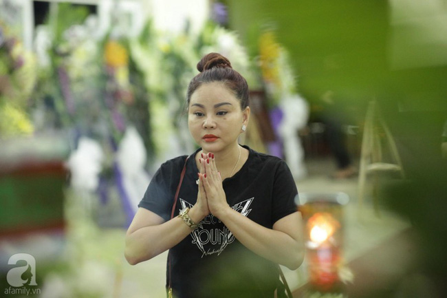 Lội mưa gió, NSƯT Thành Lộc, Minh Hằng và nhiều nghệ sĩ khác vẫn đến lễ viếng cố nghệ sĩ Lê Bình-25