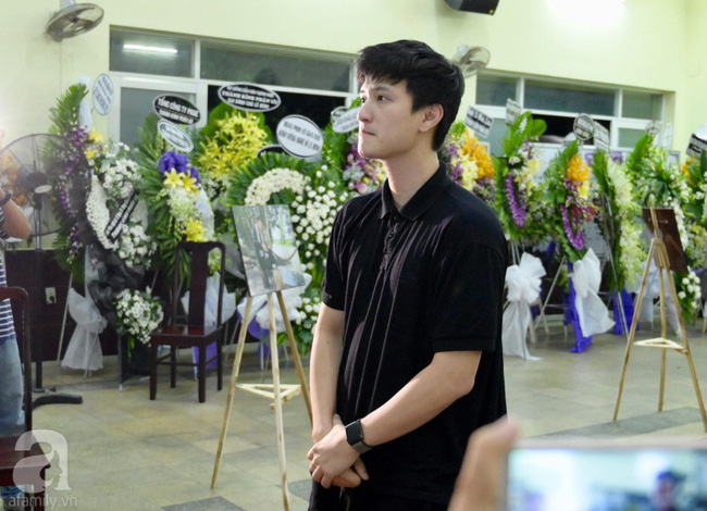 Lội mưa gió, NSƯT Thành Lộc, Minh Hằng và nhiều nghệ sĩ khác vẫn đến lễ viếng cố nghệ sĩ Lê Bình-16