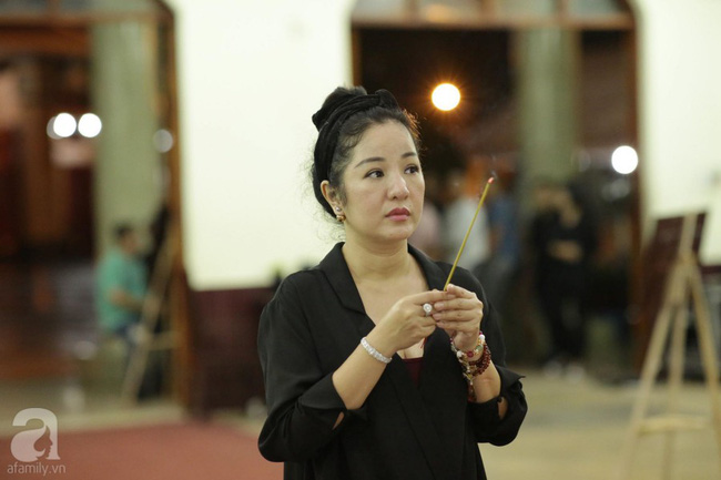 Lội mưa gió, NSƯT Thành Lộc, Minh Hằng và nhiều nghệ sĩ khác vẫn đến lễ viếng cố nghệ sĩ Lê Bình-23