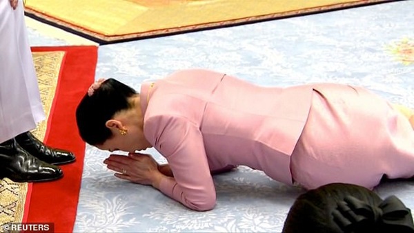 Đây là lý do vì sao trong buổi lễ sắc phong, tân Hoàng hậu Thái Lan phải quỳ rạp dưới chân chồng như thế này-1