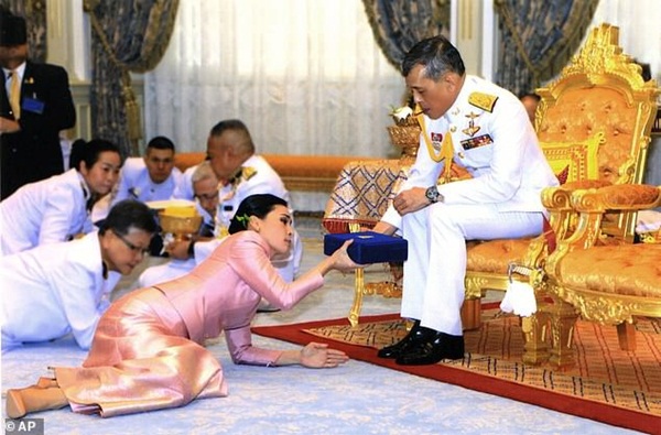 Đây là lý do vì sao trong buổi lễ sắc phong, tân Hoàng hậu Thái Lan phải quỳ rạp dưới chân chồng như thế này-2