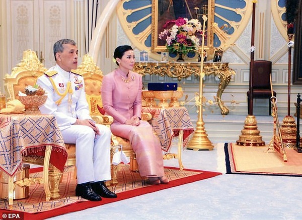 Đây là lý do vì sao trong buổi lễ sắc phong, tân Hoàng hậu Thái Lan phải quỳ rạp dưới chân chồng như thế này-3