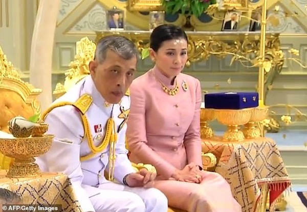 Đây là lý do vì sao trong buổi lễ sắc phong, tân Hoàng hậu Thái Lan phải quỳ rạp dưới chân chồng như thế này-4