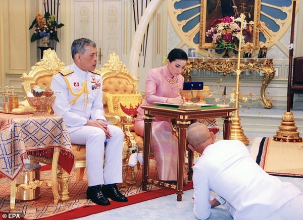 Đây là lý do vì sao trong buổi lễ sắc phong, tân Hoàng hậu Thái Lan phải quỳ rạp dưới chân chồng như thế này-5