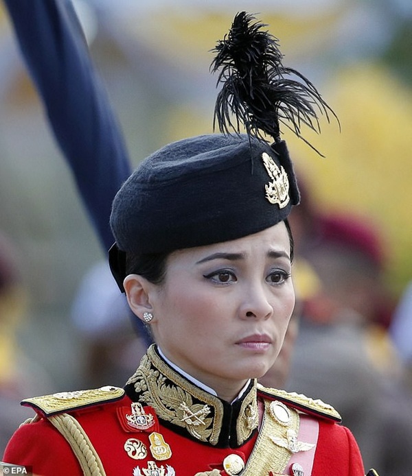 Đây là lý do vì sao trong buổi lễ sắc phong, tân Hoàng hậu Thái Lan phải quỳ rạp dưới chân chồng như thế này-7