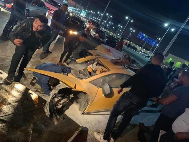 Siêu xe Lamborghini rách làm đôi sau tai nạn, tài xế chỉ bị thương nhẹ-1