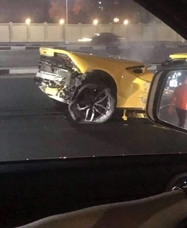 Siêu xe Lamborghini rách làm đôi sau tai nạn, tài xế chỉ bị thương nhẹ-5