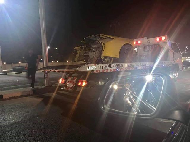 Siêu xe Lamborghini rách làm đôi sau tai nạn, tài xế chỉ bị thương nhẹ-6